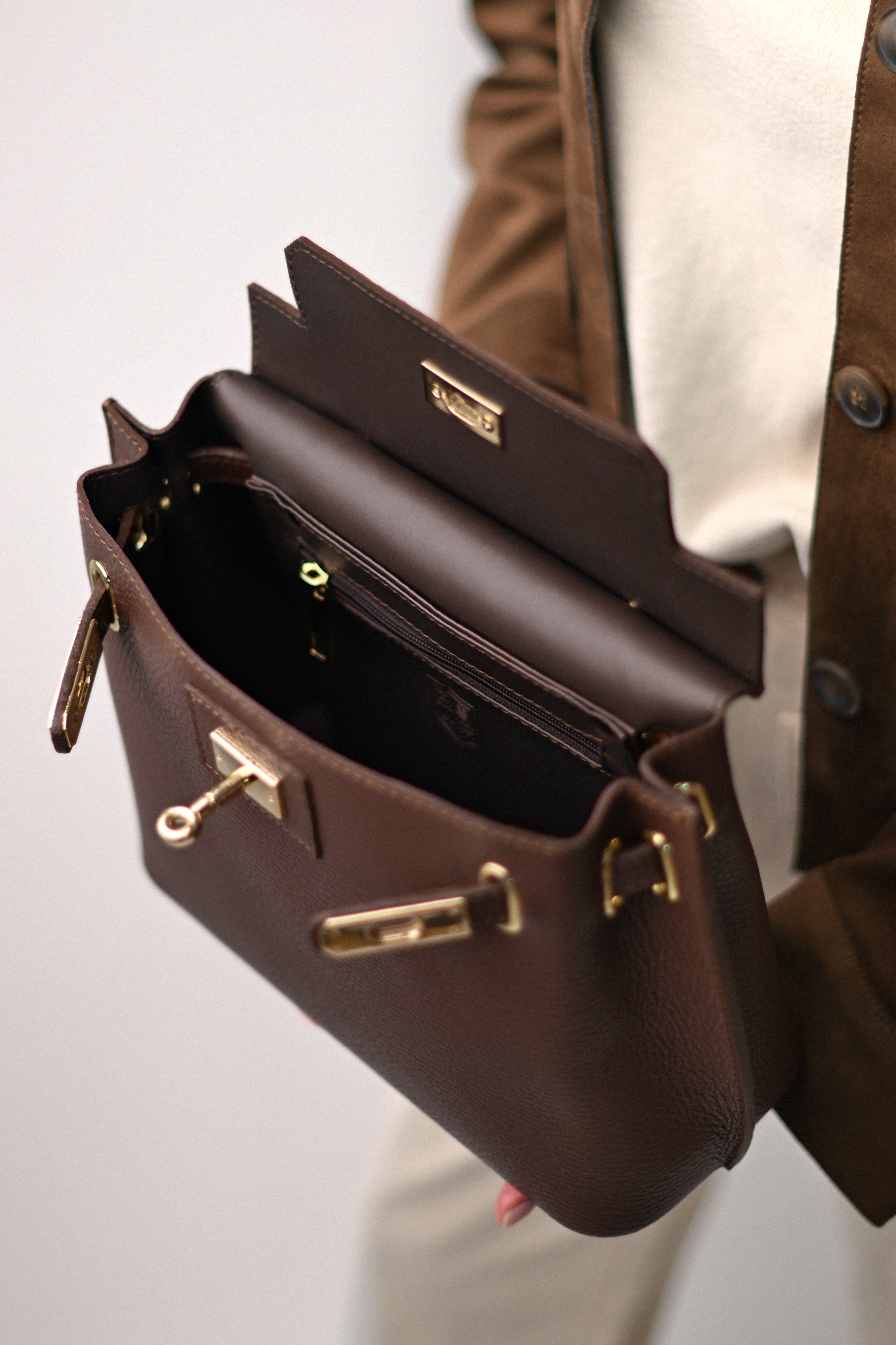 MIA CIOCOLATĂ NEAGRĂ, PIELE NATURALĂ.