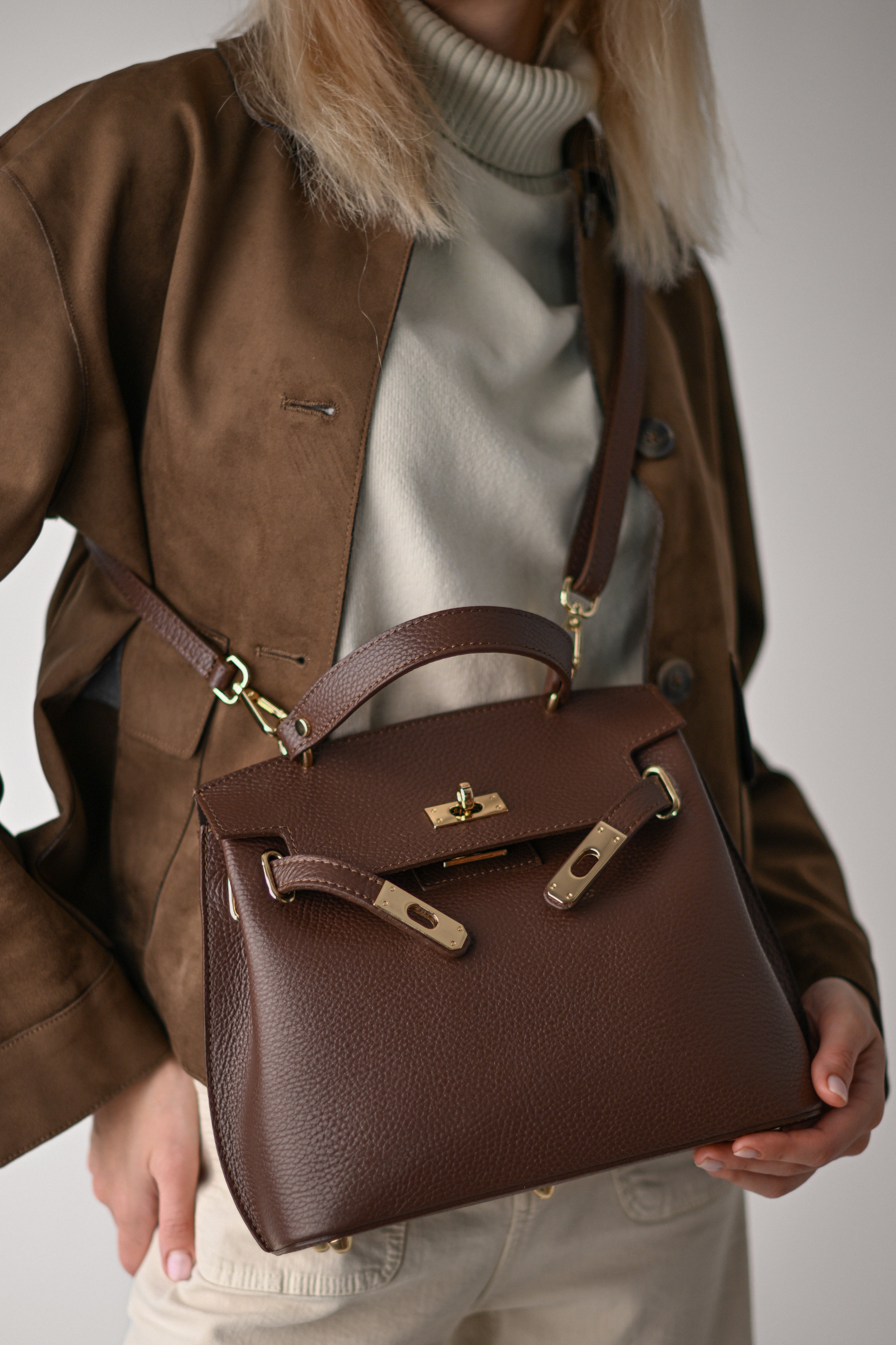 MIA CIOCOLATĂ NEAGRĂ, PIELE NATURALĂ.