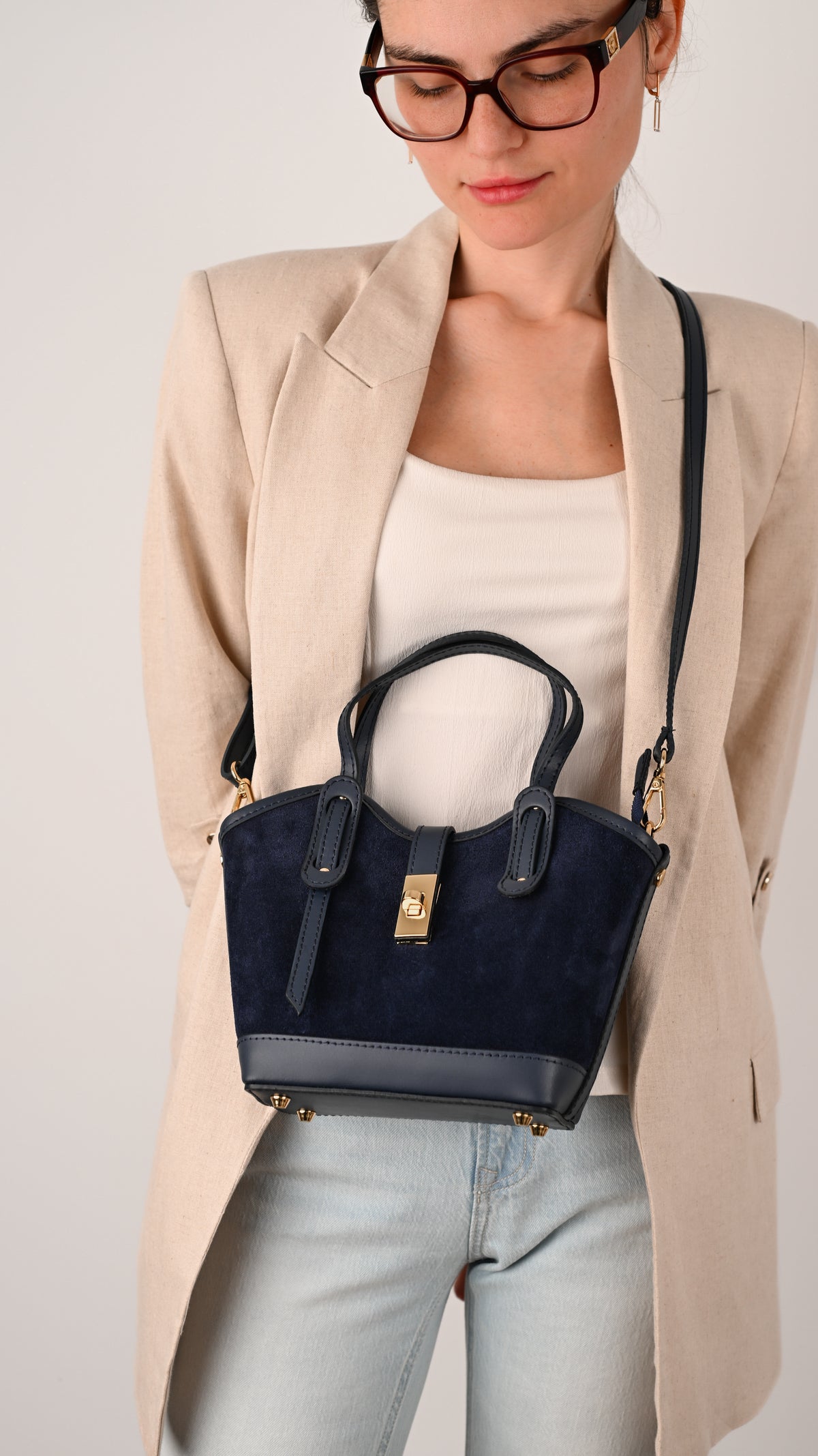 Geantă VANESSA mini midnight navy - purtată pe umăr