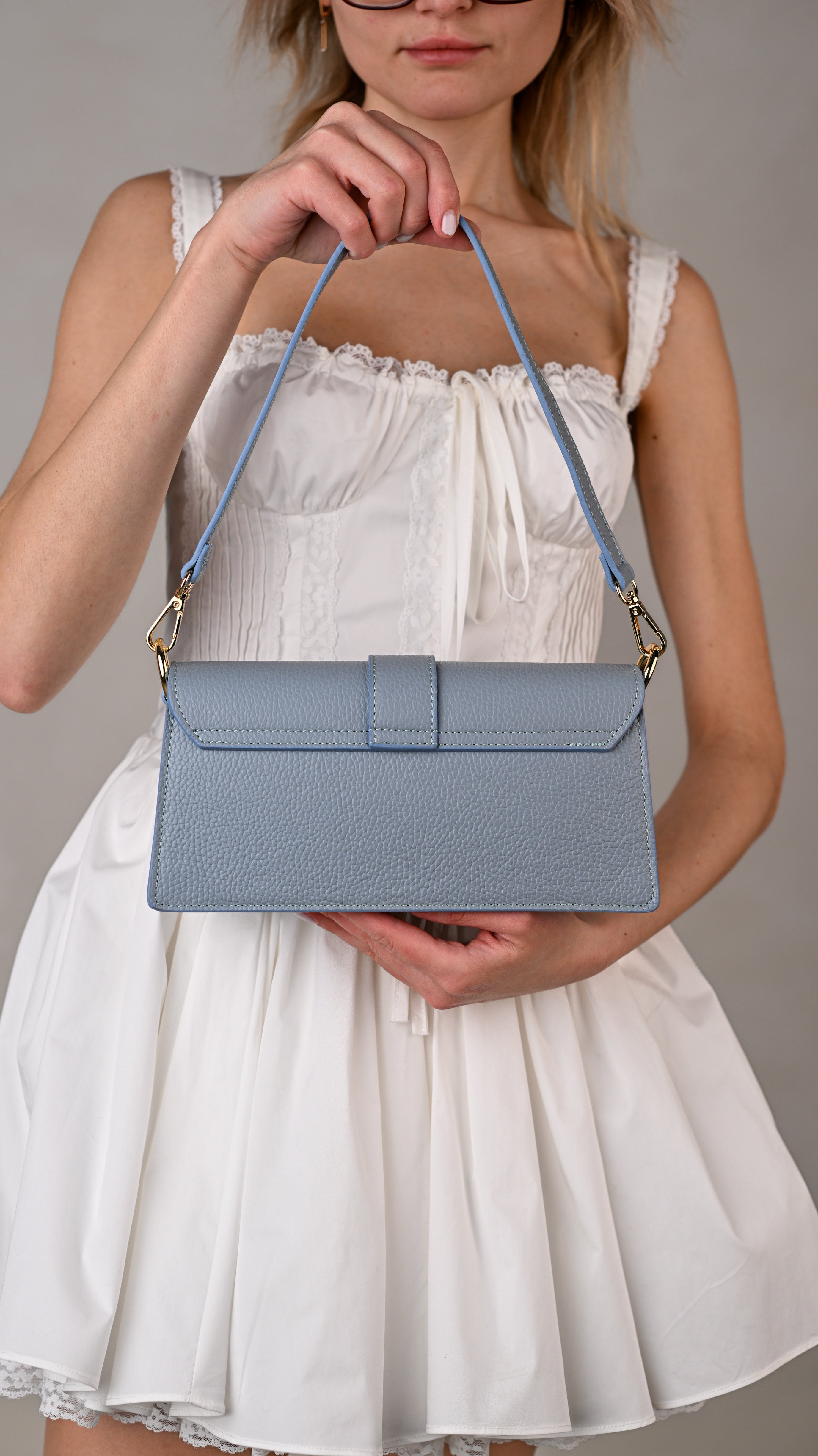 Geantă ALEXIA baby blue - detaliu material piele