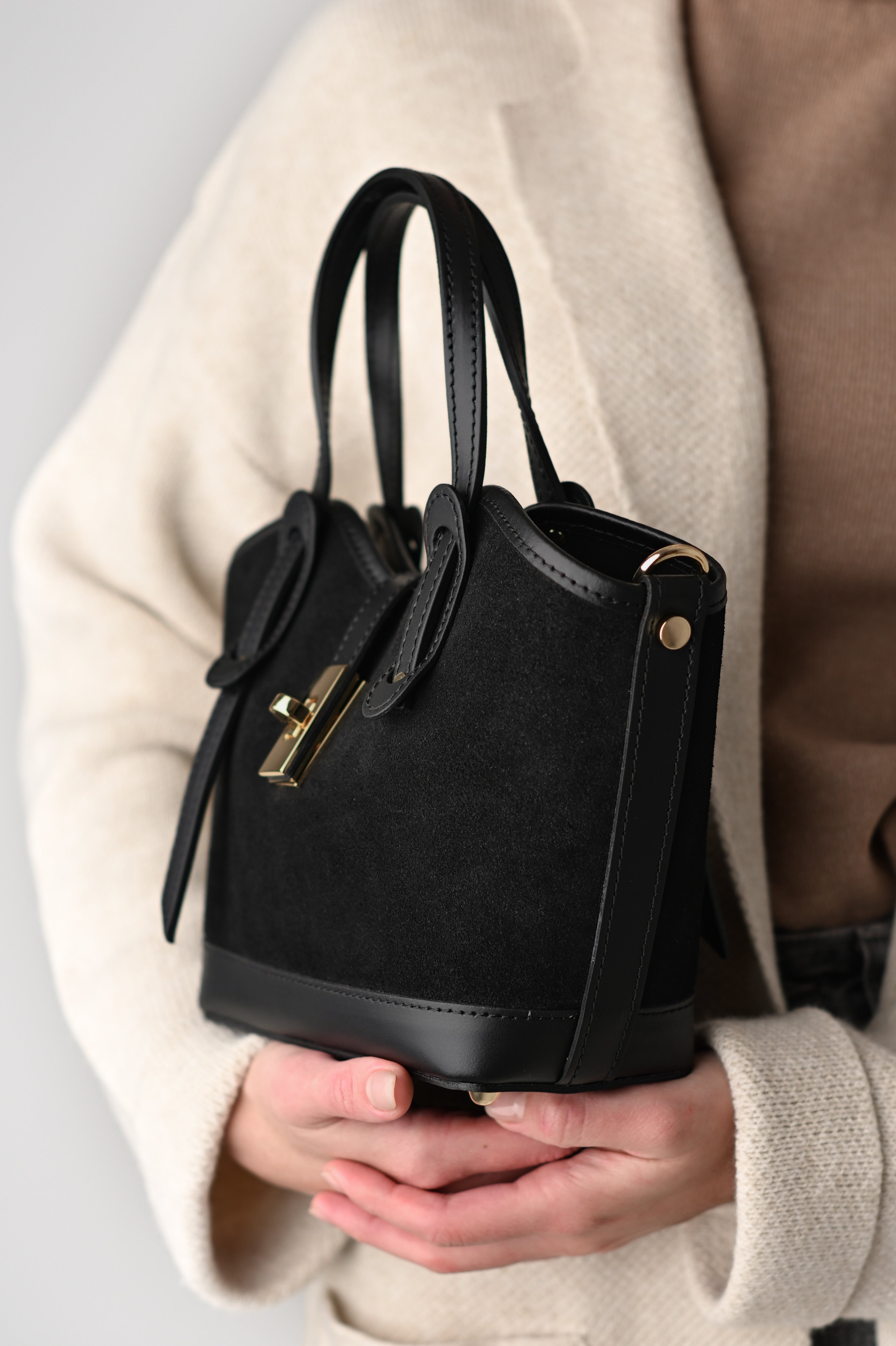 Geantă VANESSA mini neagră - detaliu material piele