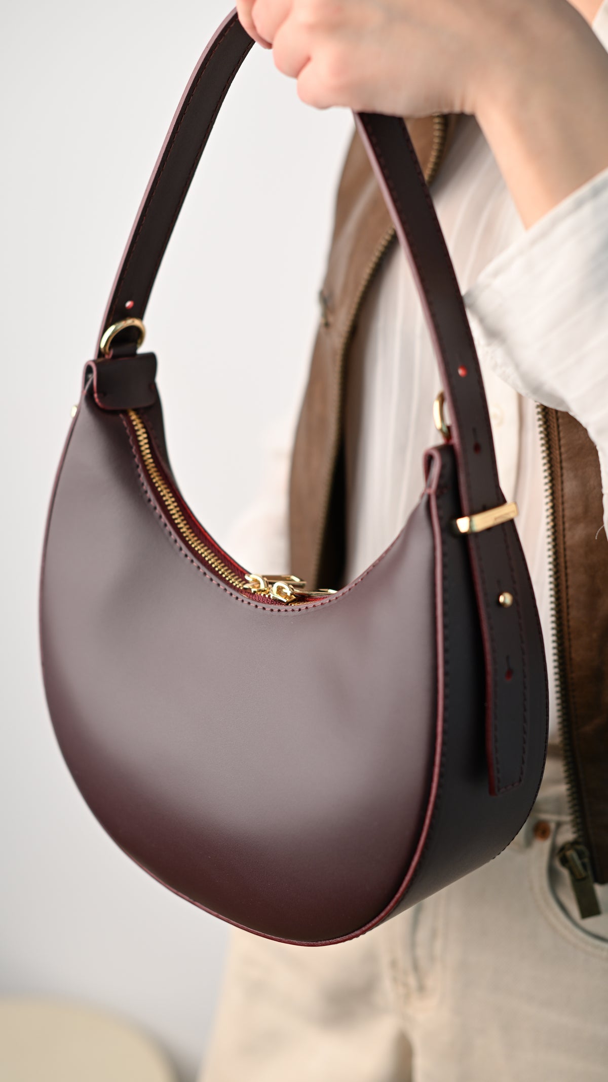 Geantă MOLLY blackberry - detaliu material piele