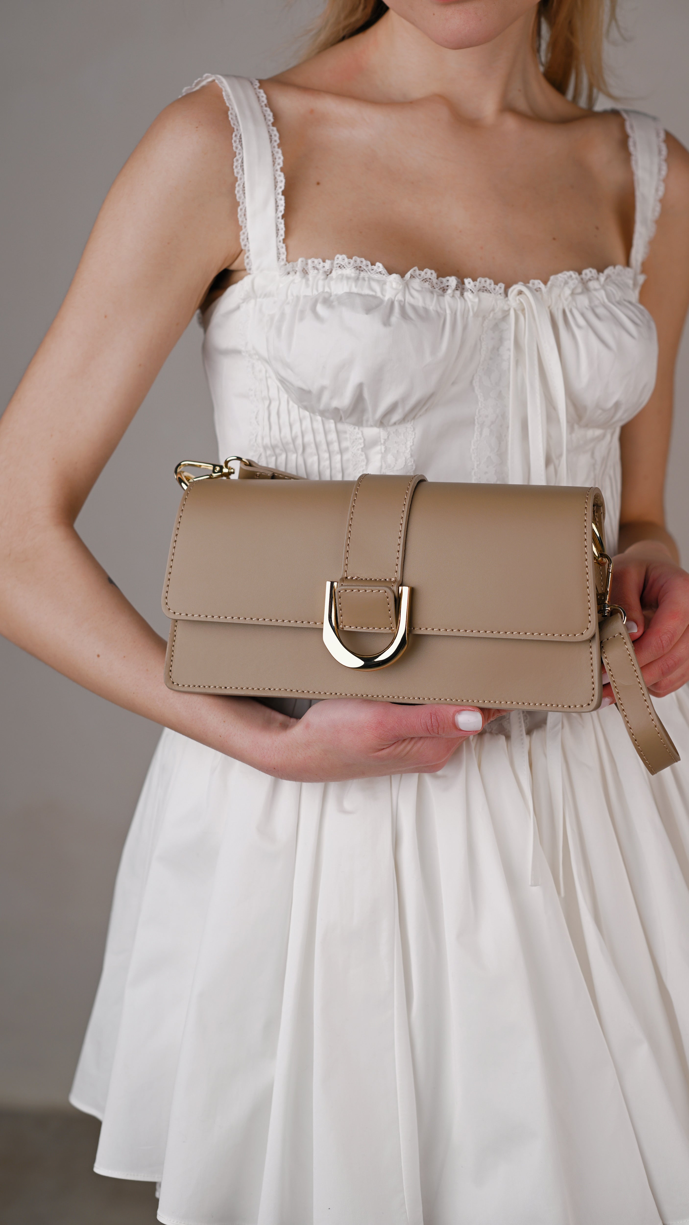 ALEXIA TAUPE **ULTIMELE BUCĂȚI**
