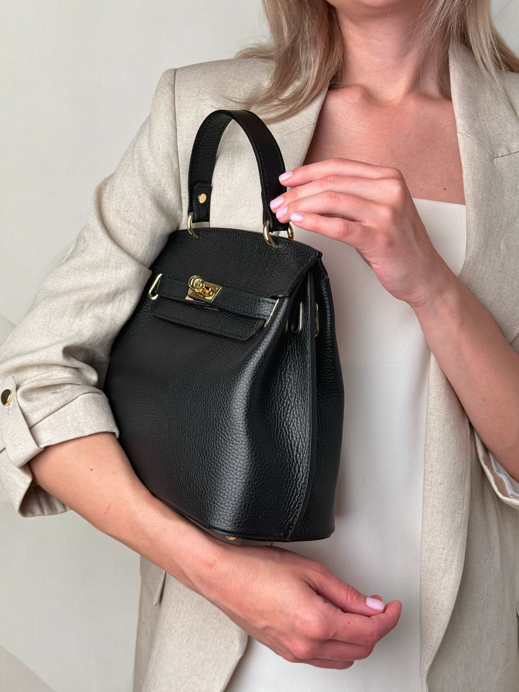 MIA NEAGRĂ, ACCESORII AURII, PIELE NATURALĂ.