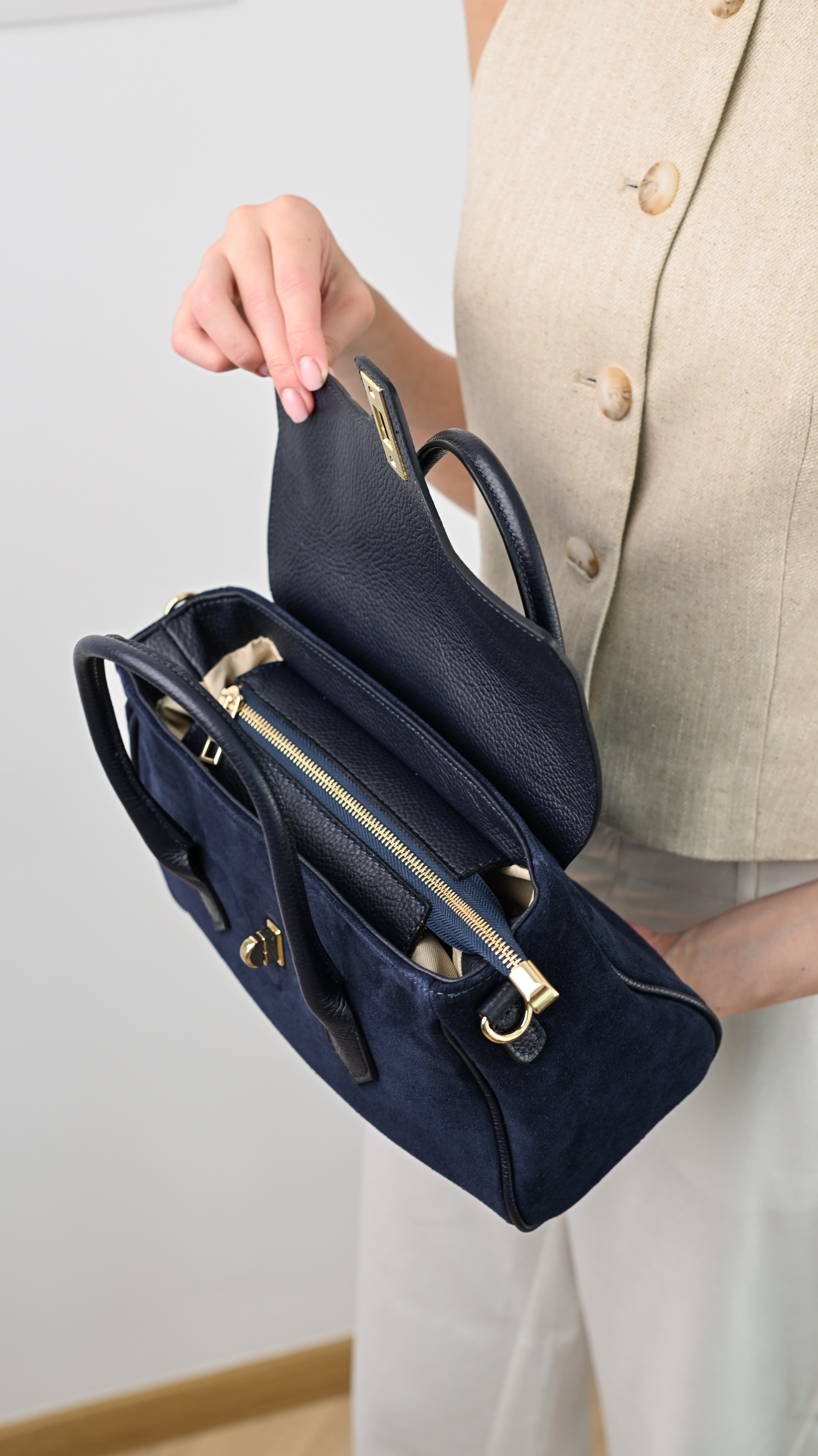 LORENA VELUR MIDNIGHT NAVY **ULTIMELE BUCĂȚI**