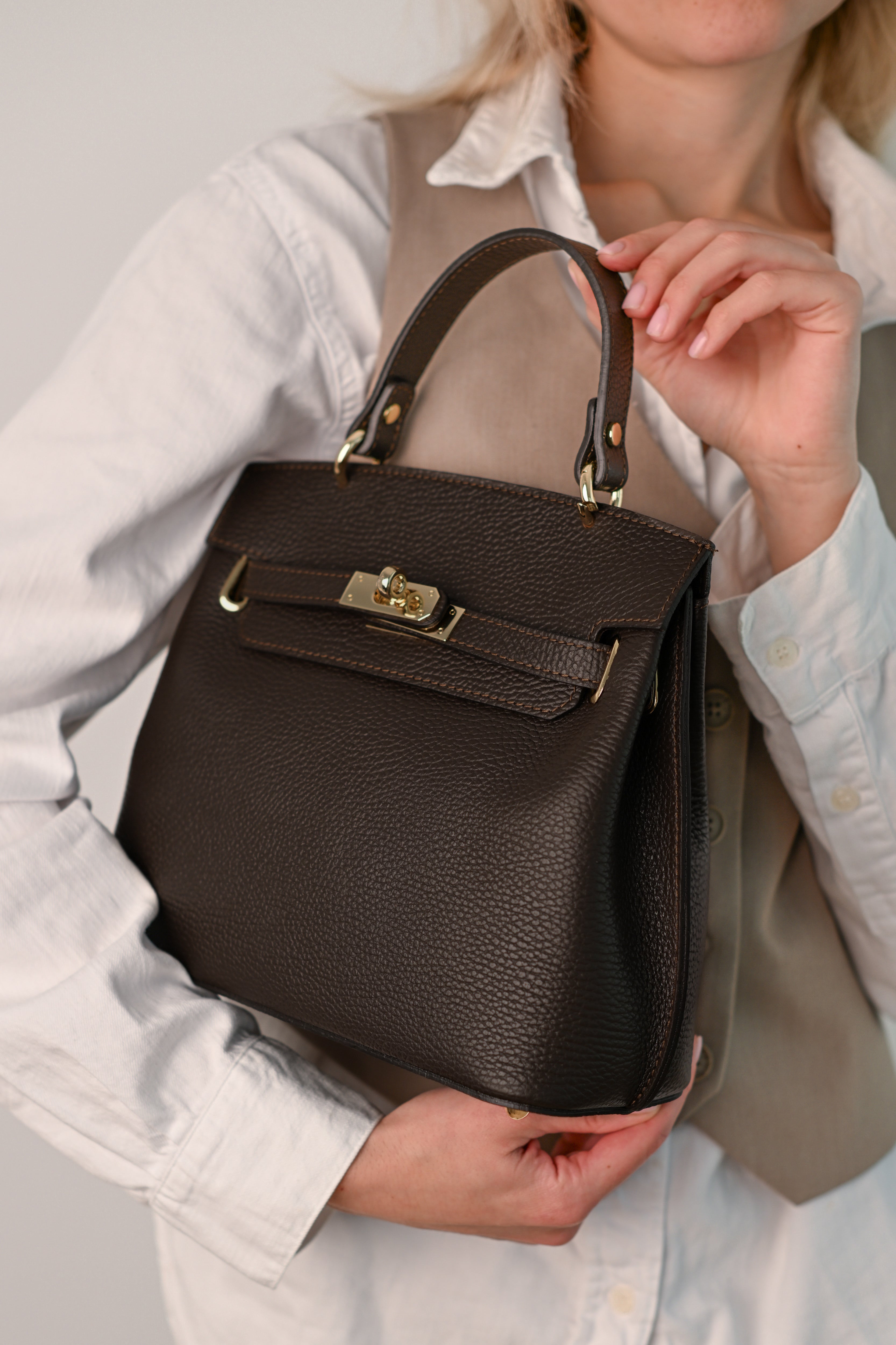 Mia Cafea Lungă, accesorii aurii, piele naturală