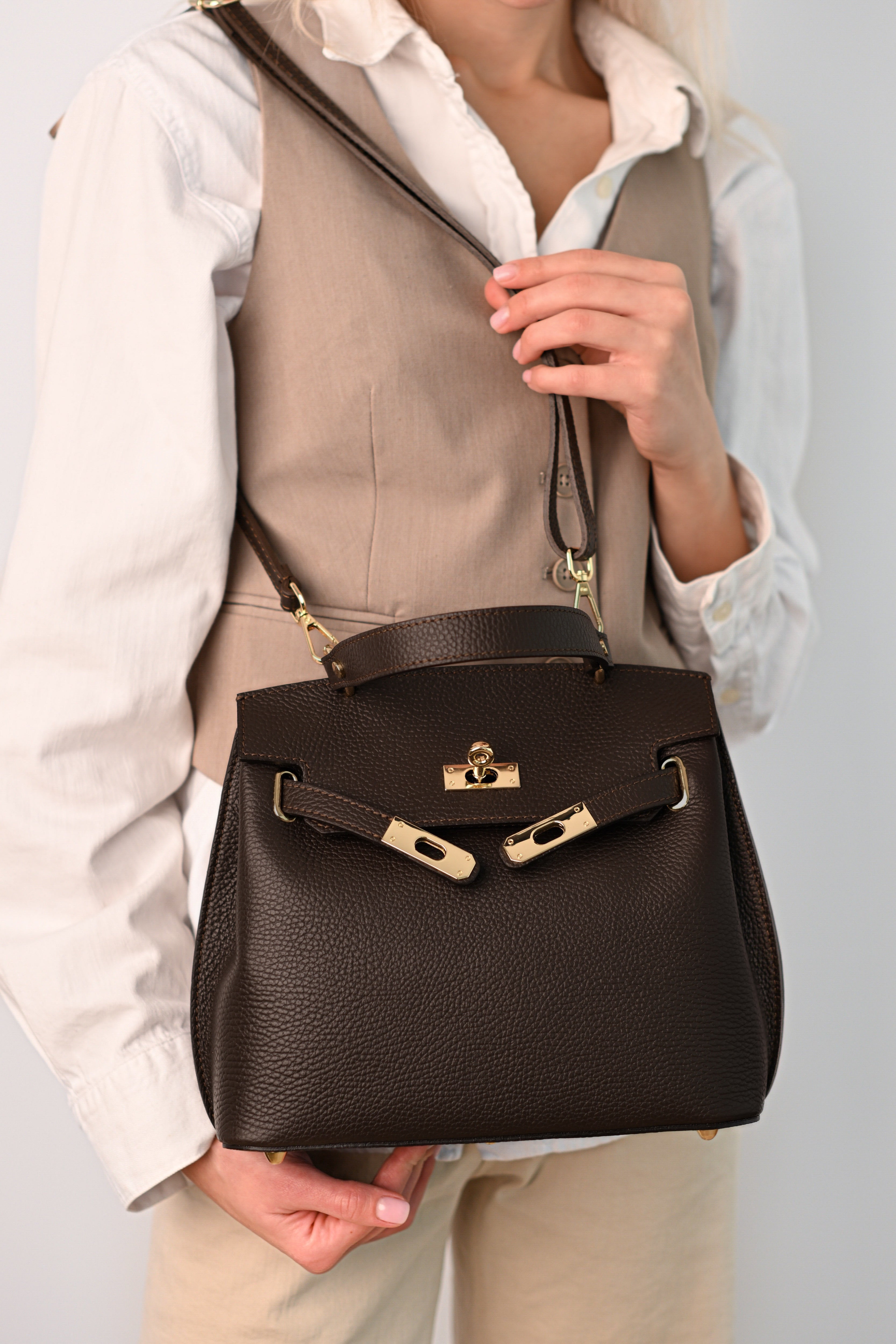 Mia Cafea Lungă, accesorii aurii, piele naturală